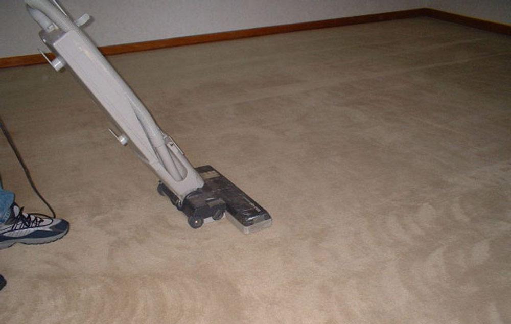 Teppichboden nach der Reinigung absaugen